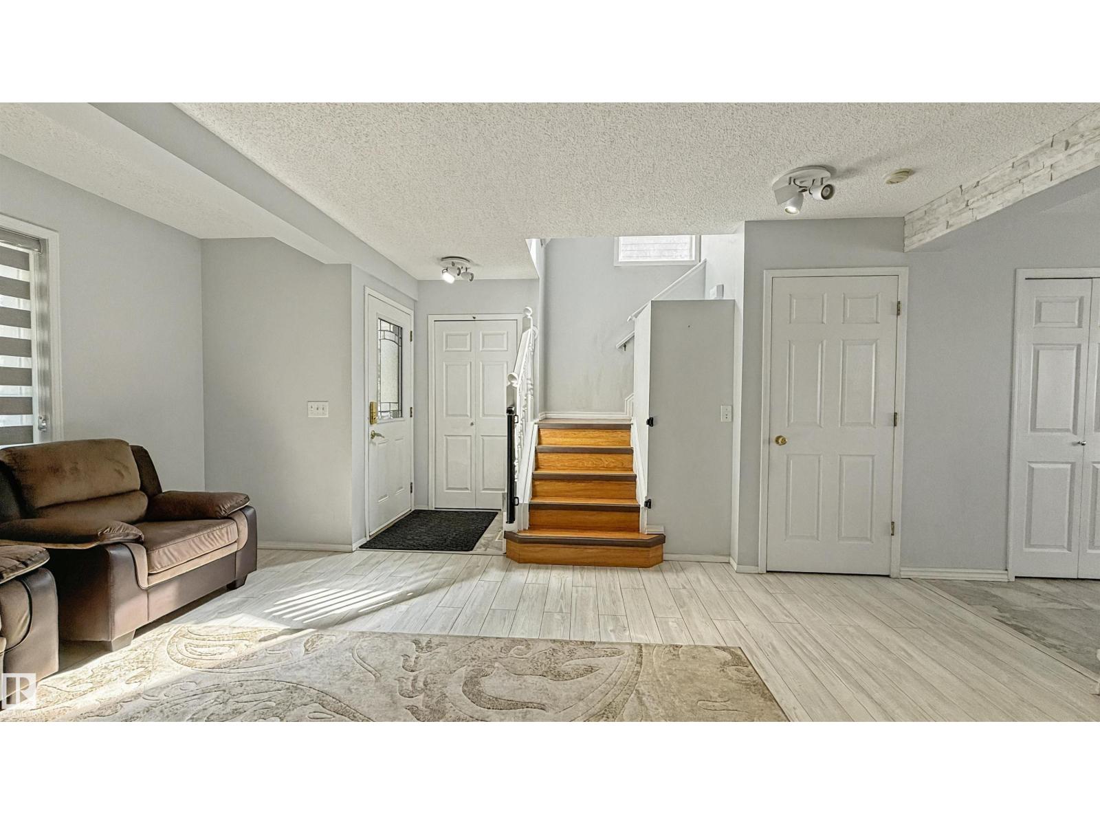 Photo 14 of 20141 53 Av Nw, Edmonton AB