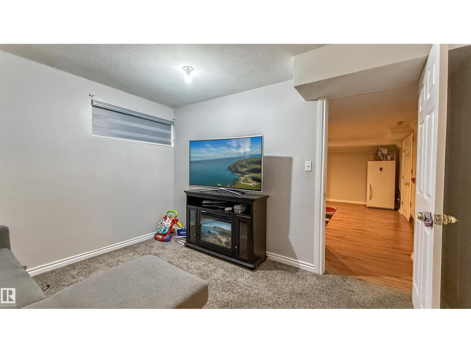 Photo 10 of 20141 53 Av Nw, Edmonton AB