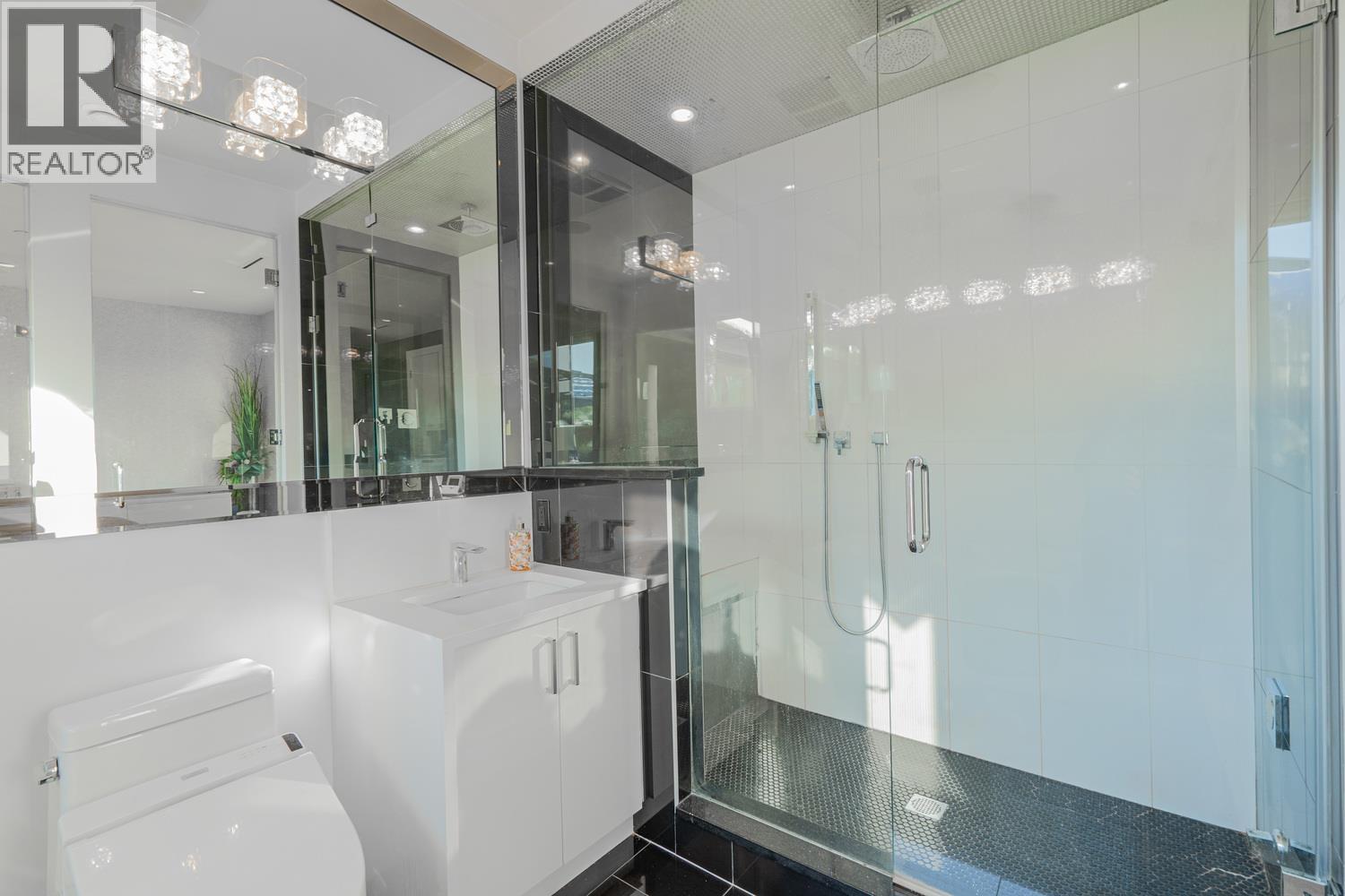 Photo 16 of 1072 E 39th Avenue, Vancouver BC