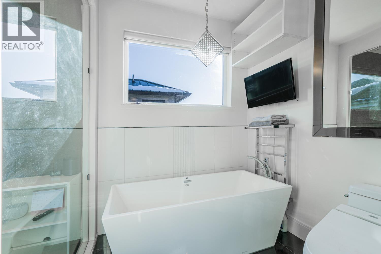 Photo 15 of 1072 E 39th Avenue, Vancouver BC