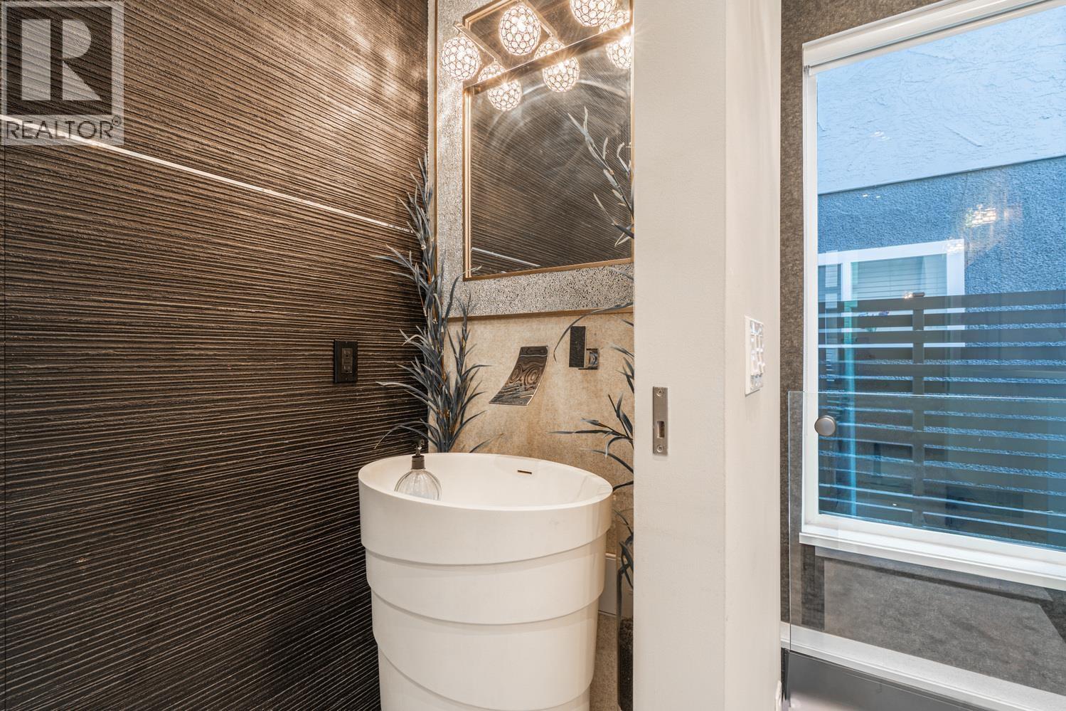 Photo 10 of 1072 E 39th Avenue, Vancouver BC