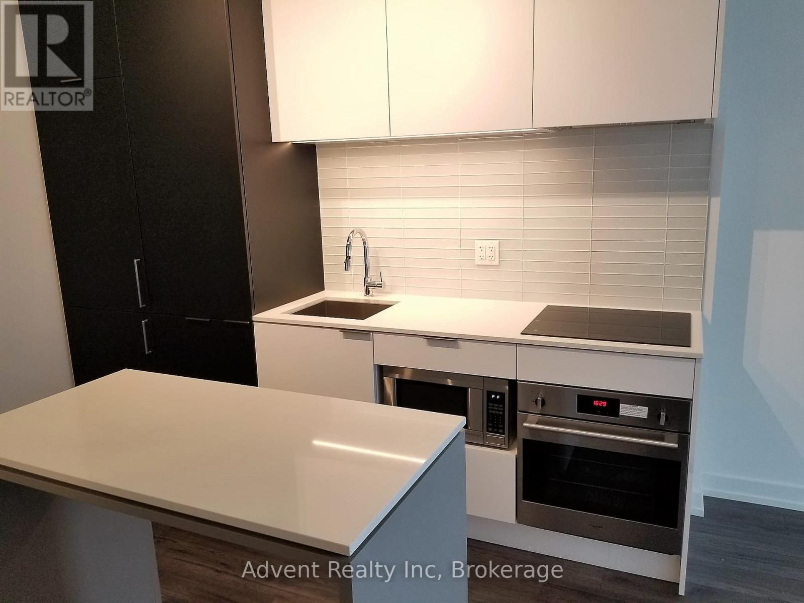 Photo 3 of 1002 33 Helendale Avenue, Toronto ON