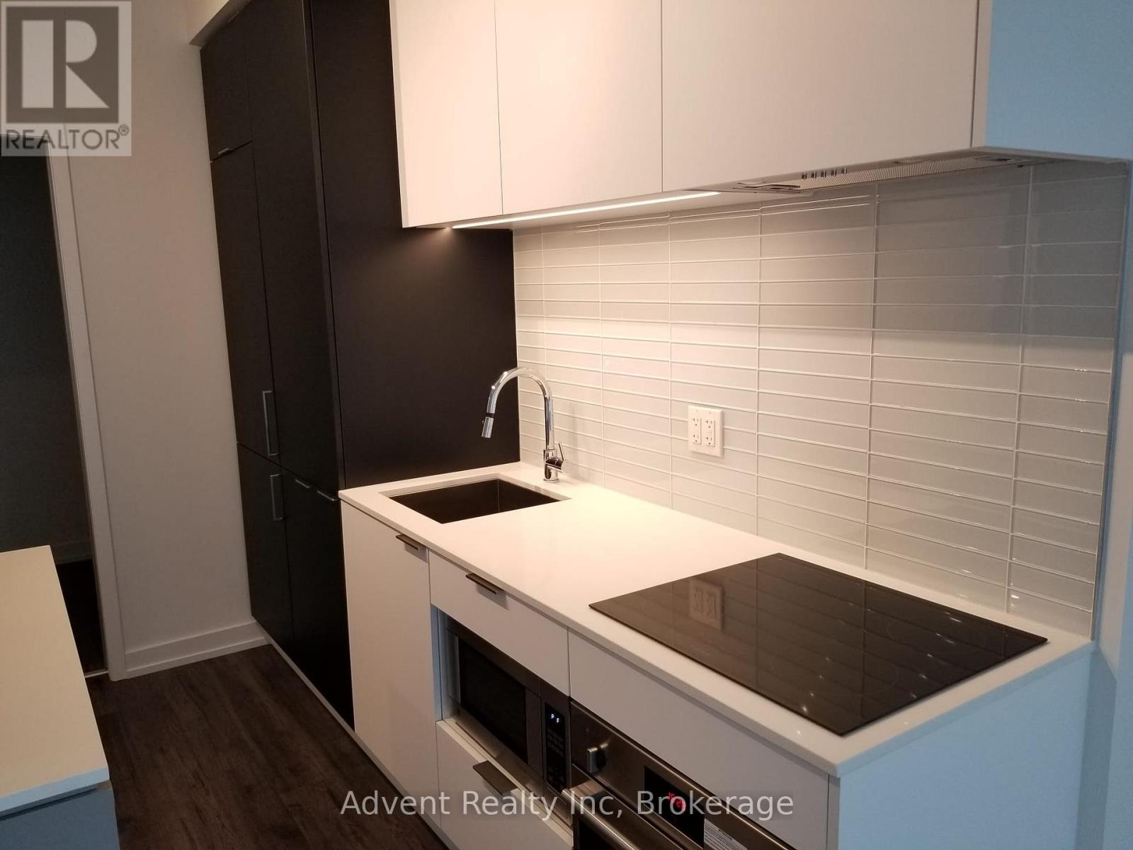 Photo 4 of 1002 33 Helendale Avenue, Toronto ON