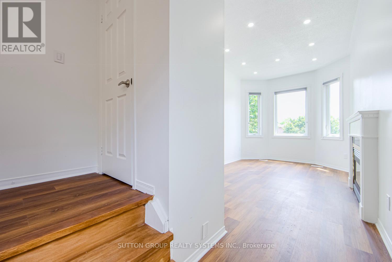 Photo 13 of 2029 Westmount Drive, Oakville ON