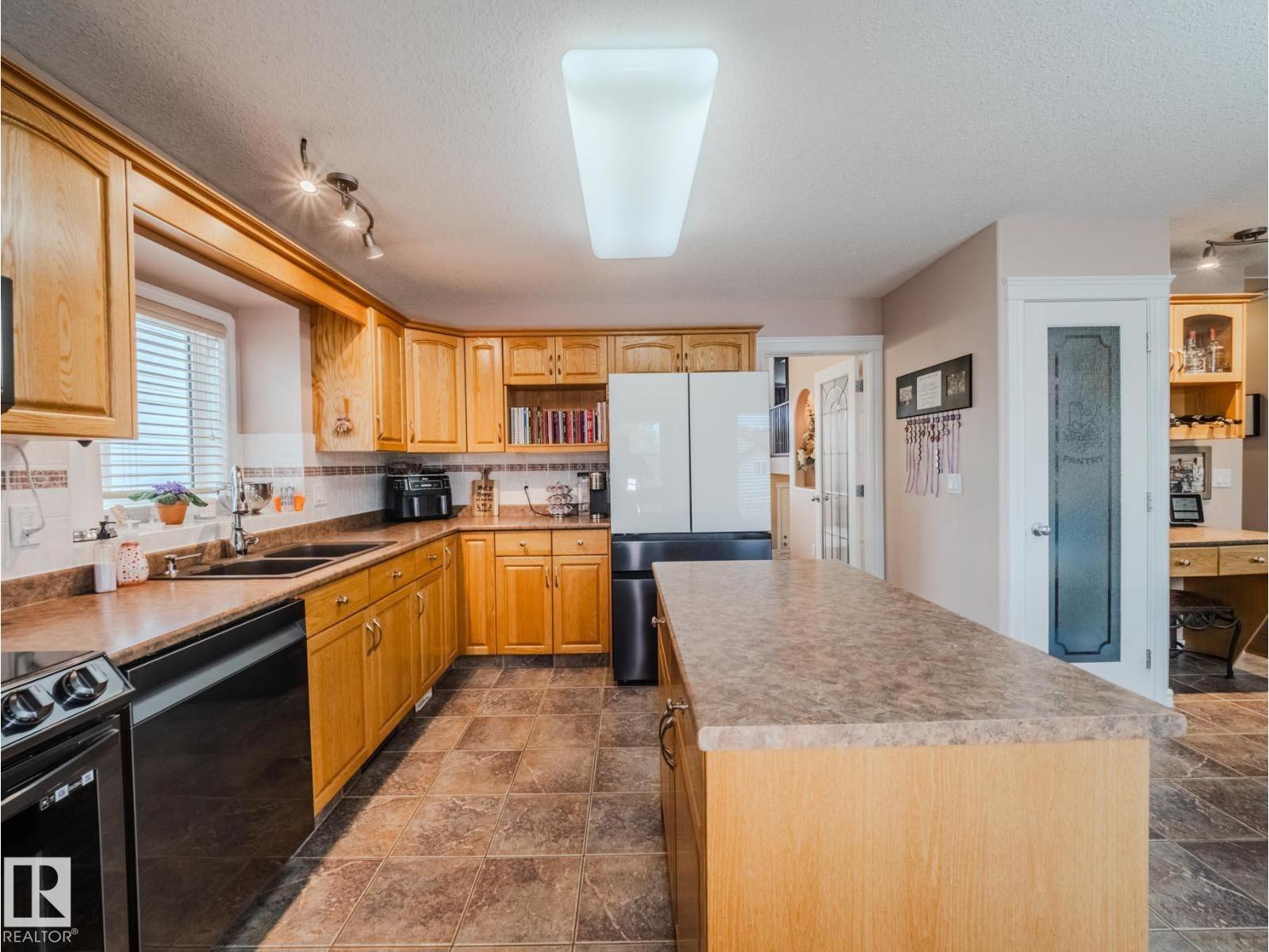 Photo 6 of 212 Newcastle Cr, Sherwood Park AB