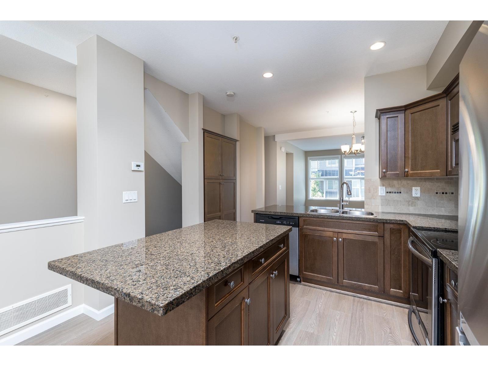Photo 13 of 28 20831 70 Avenue, Langley BC