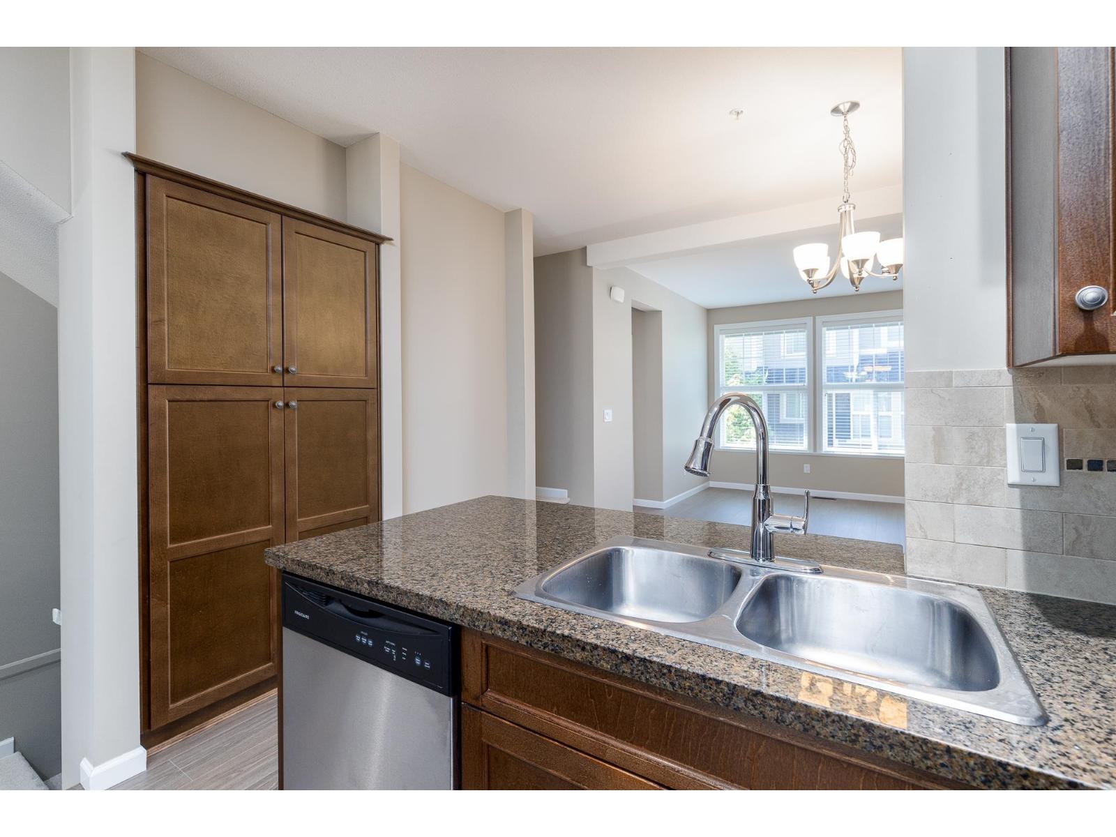 Photo 15 of 28 20831 70 Avenue, Langley BC