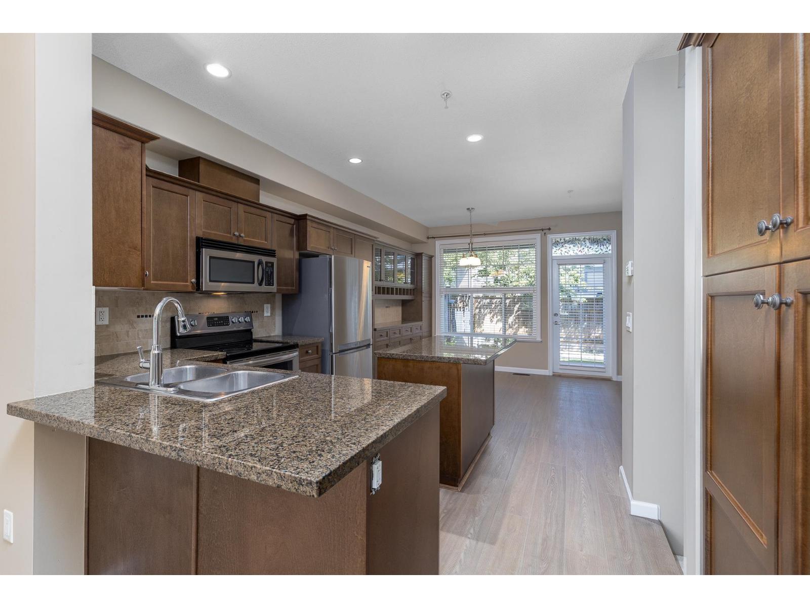 Photo 11 of 28 20831 70 Avenue, Langley BC