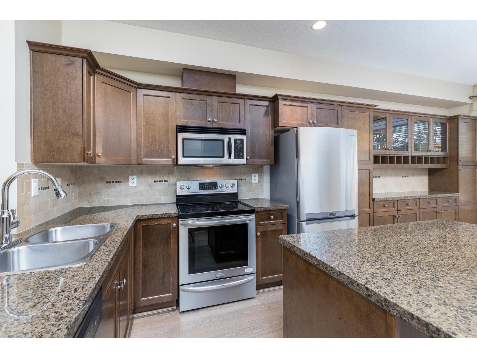 Photo 14 of 28 20831 70 Avenue, Langley BC