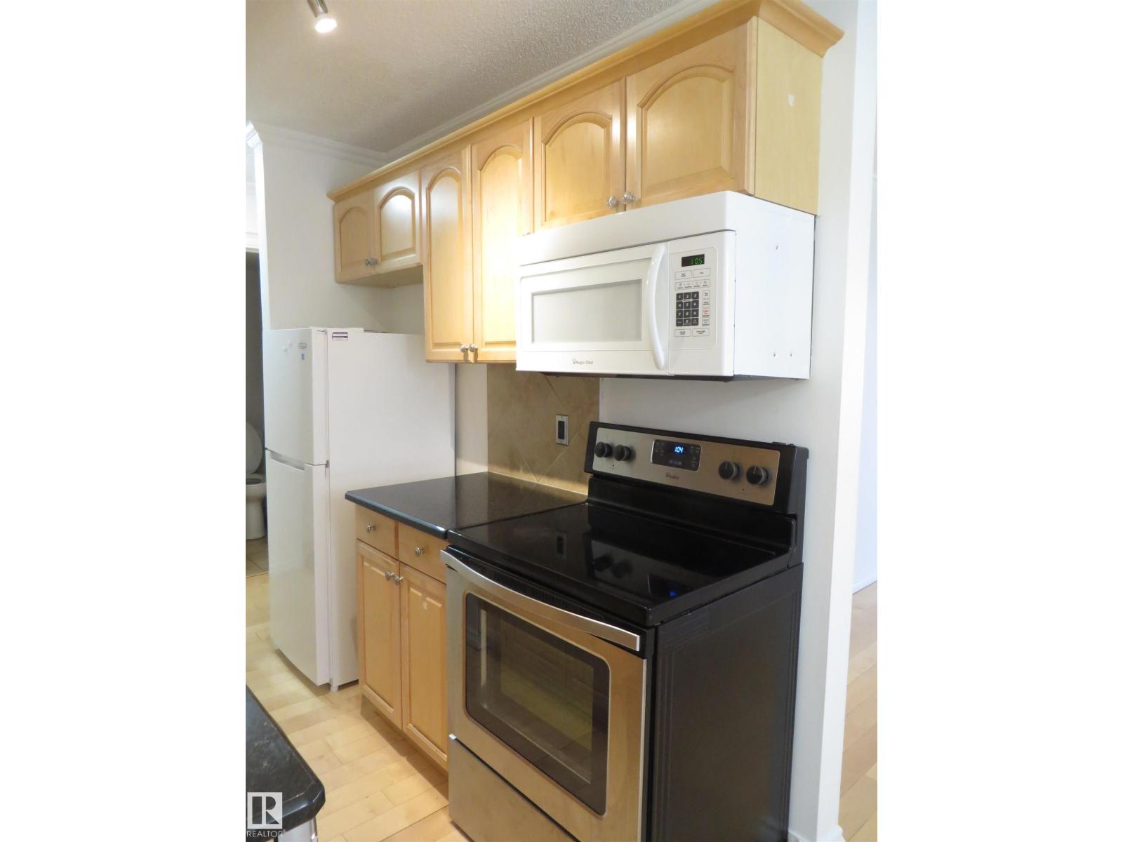 Photo 13 of 102 10547 83 Av Nw, Edmonton AB