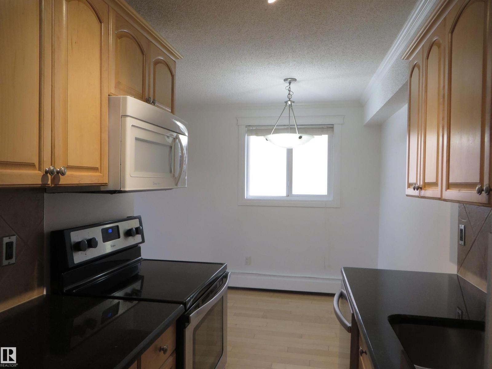 Photo 8 of 102 10547 83 Av Nw, Edmonton AB