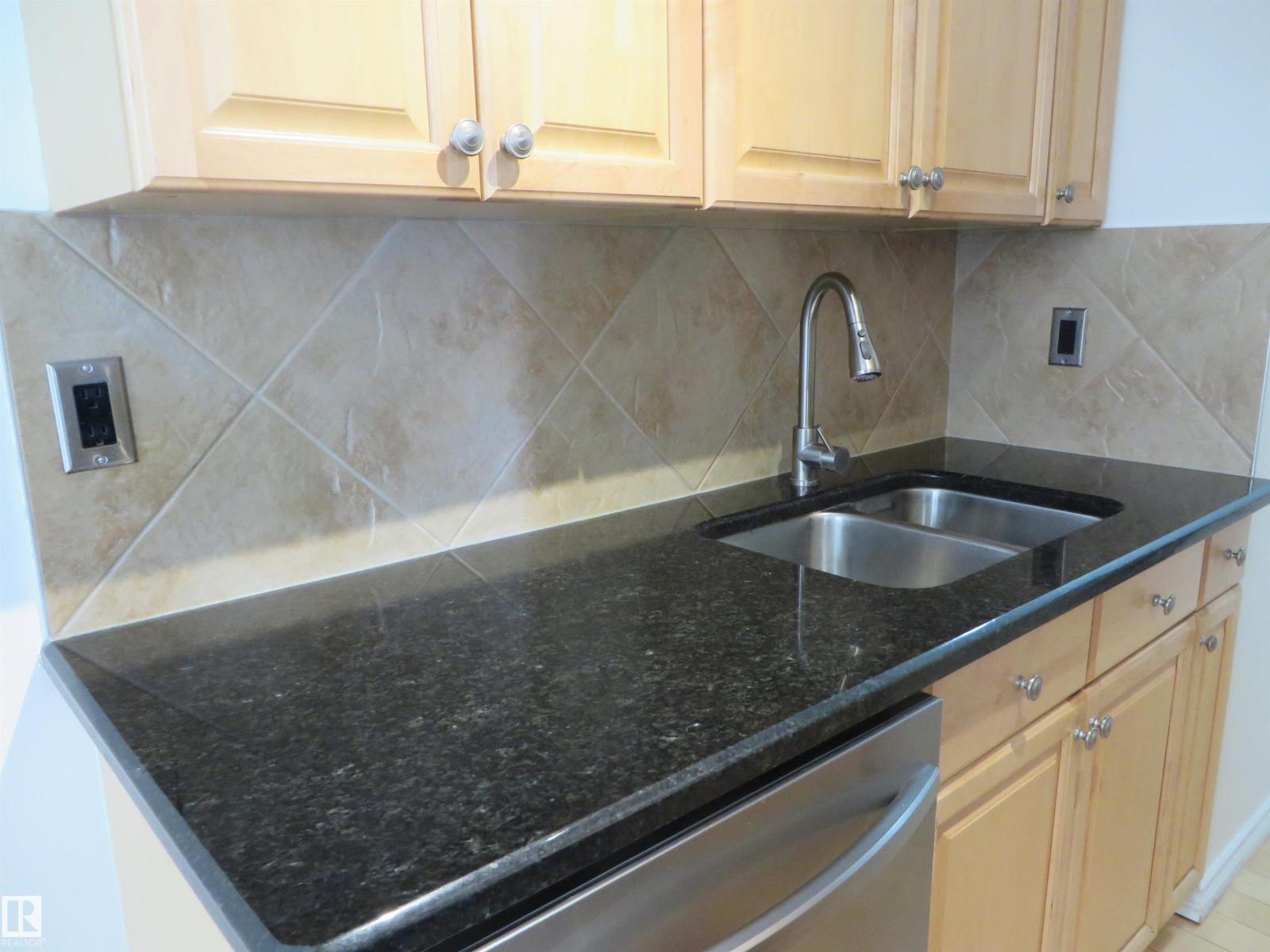 Photo 15 of 102 10547 83 Av Nw, Edmonton AB