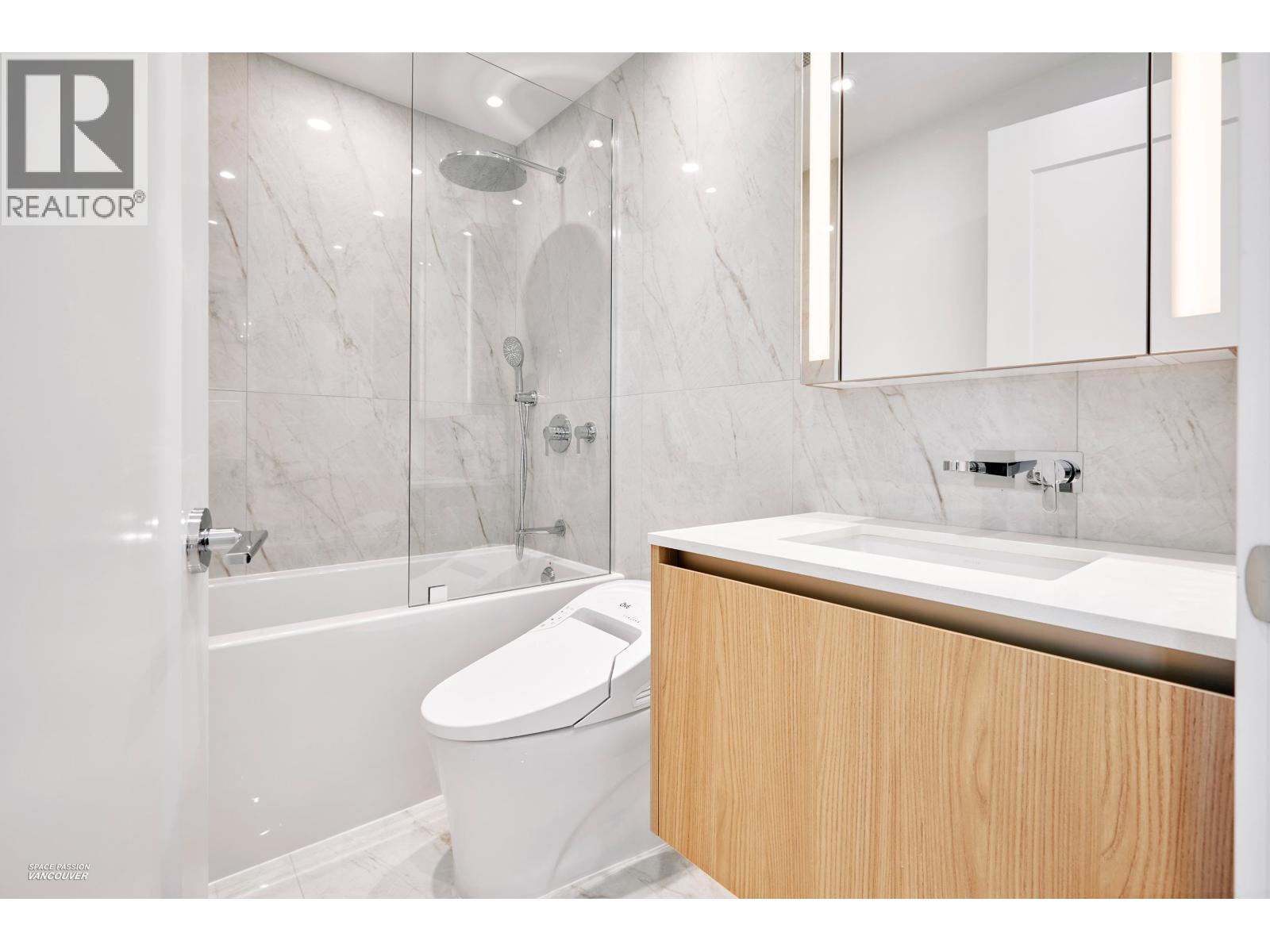Photo 3 of 807 135 E 13 Th Street, Vancouver BC