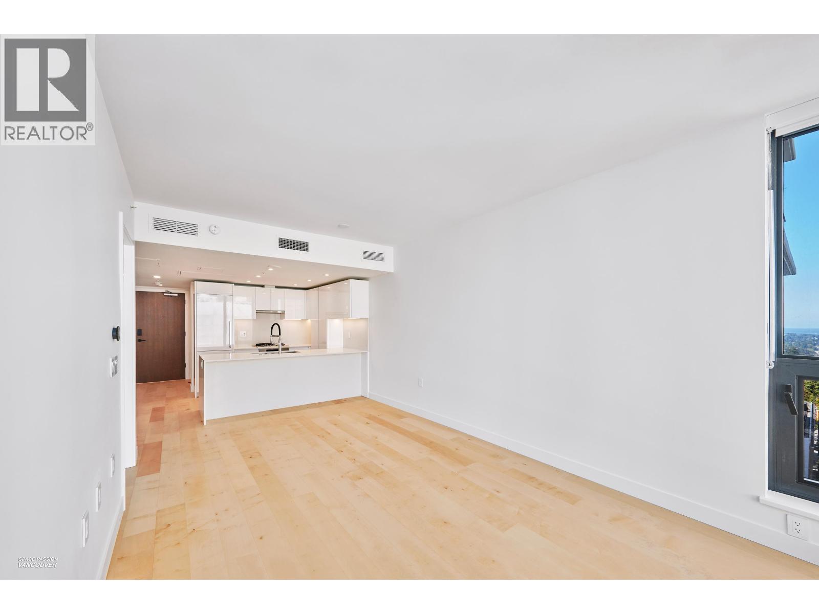 Photo 5 of 807 135 E 13 Th Street, Vancouver BC