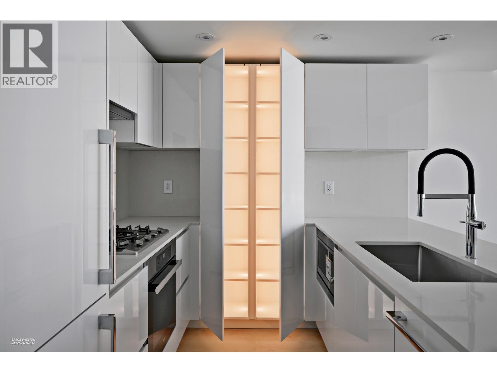 Photo 16 of 807 135 E 13 Th Street, Vancouver BC
