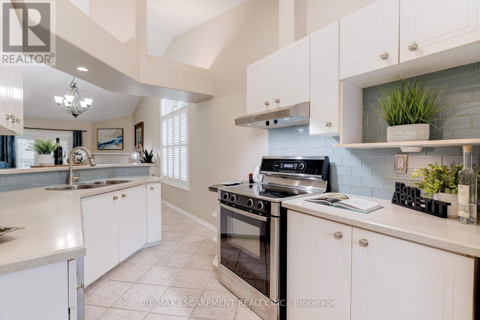Photo 8 of 10 2774 King Street E, Hamilton ON