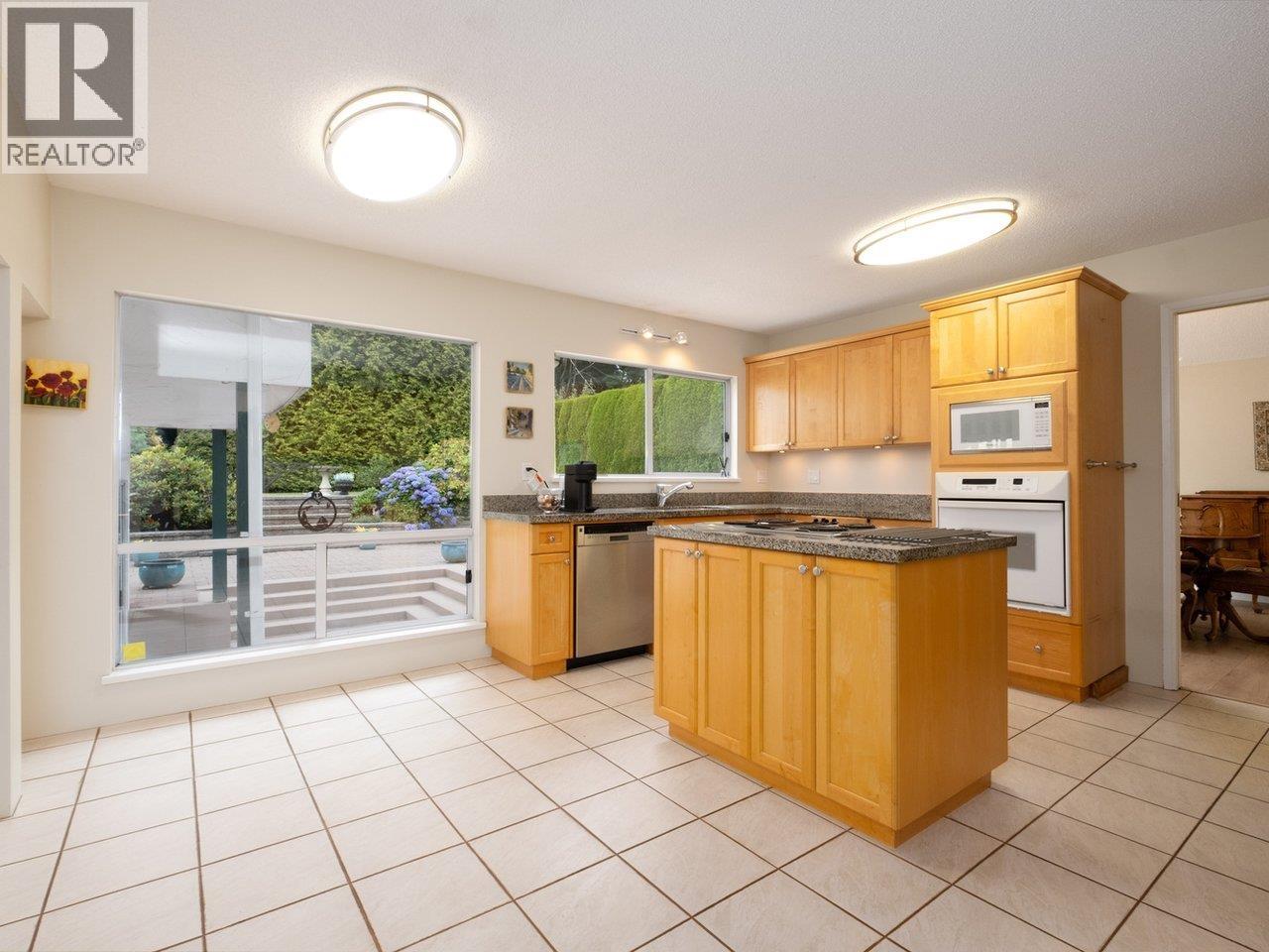 Photo 11 of 375 Fairway Drive, North Vancouver BC