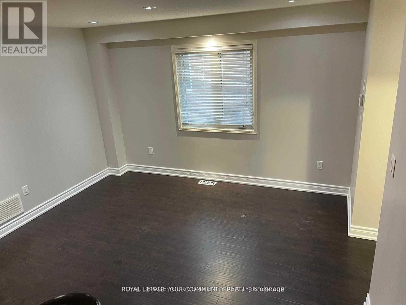Photo 18 of 122 Russel Drive, Bradford West Gwillimbury ON