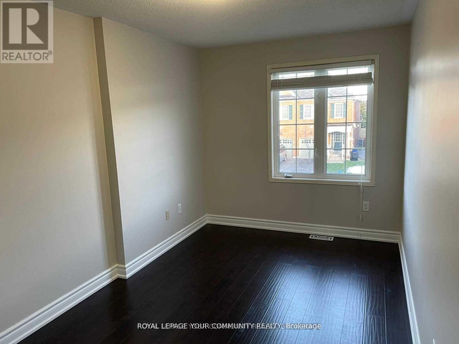 Photo 15 of 122 Russel Drive, Bradford West Gwillimbury ON
