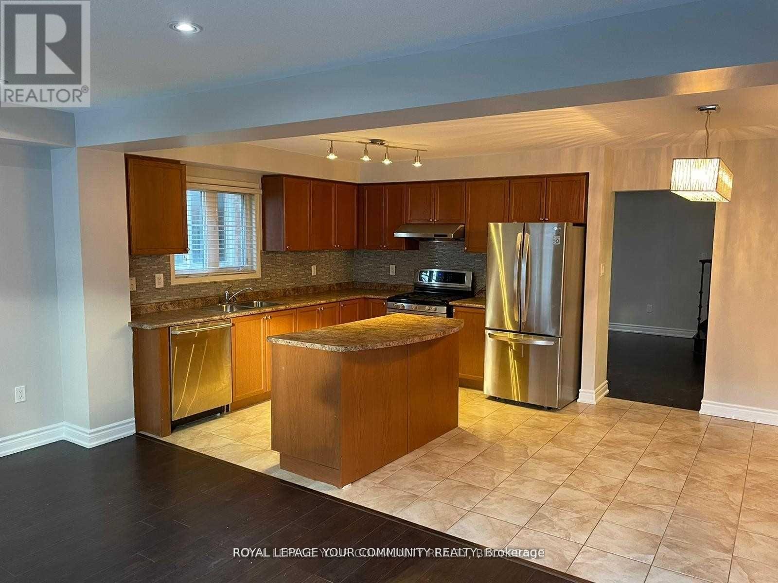 Photo 5 of 122 Russel Drive, Bradford West Gwillimbury ON