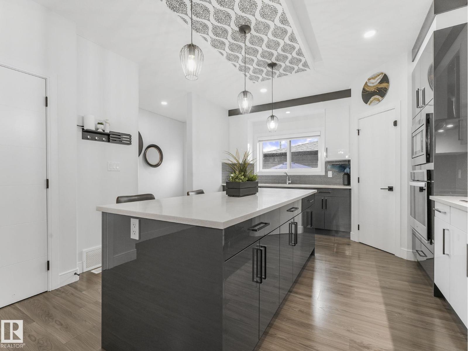 Photo 5 of 1715 26 A St Nw, Edmonton AB