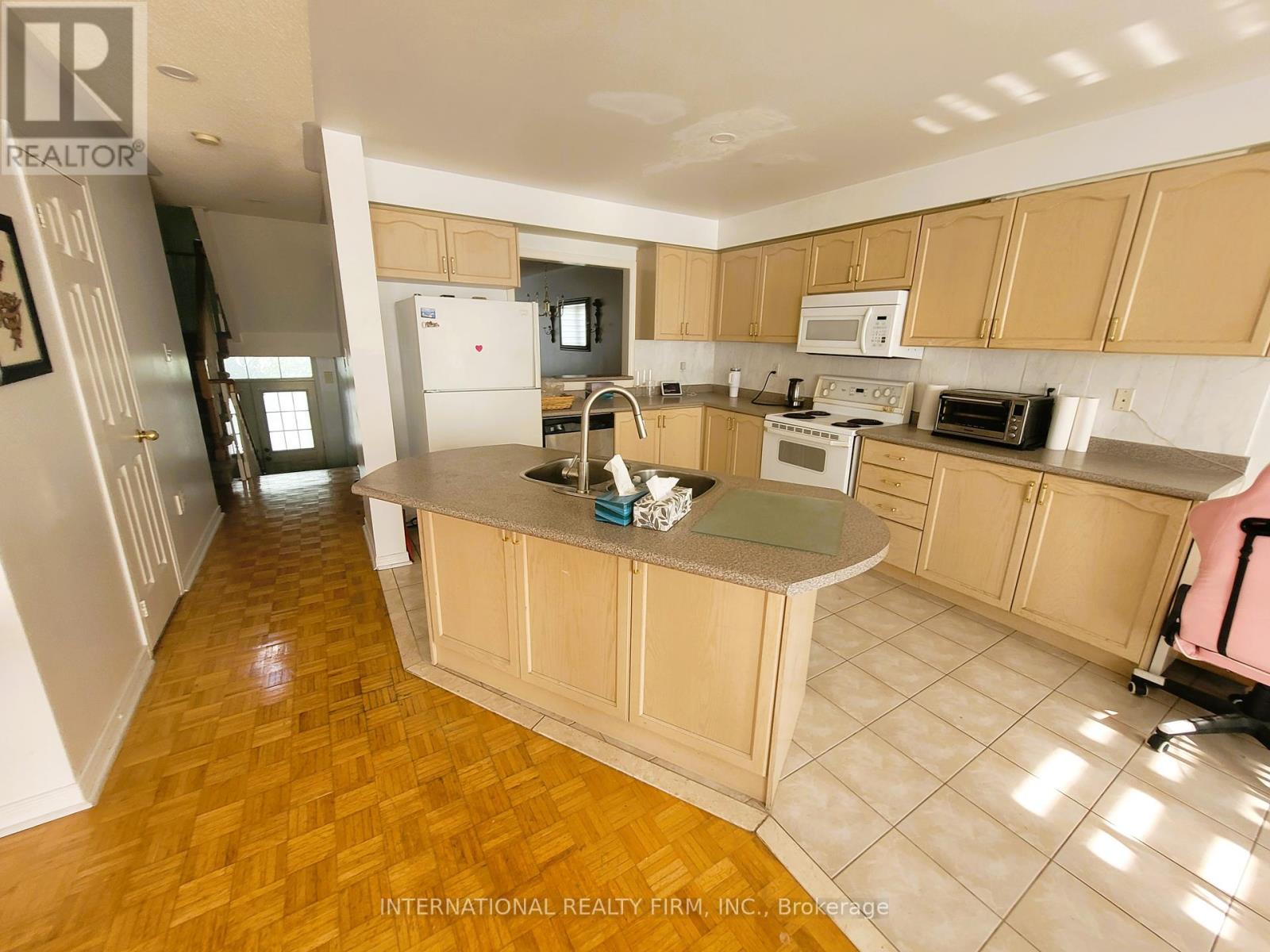 Photo 4 of 50 Beresford Drive, Richmond Hill ON