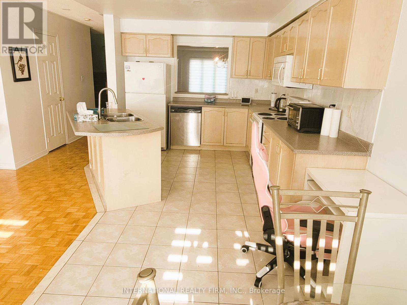 Photo 5 of 50 Beresford Drive, Richmond Hill ON