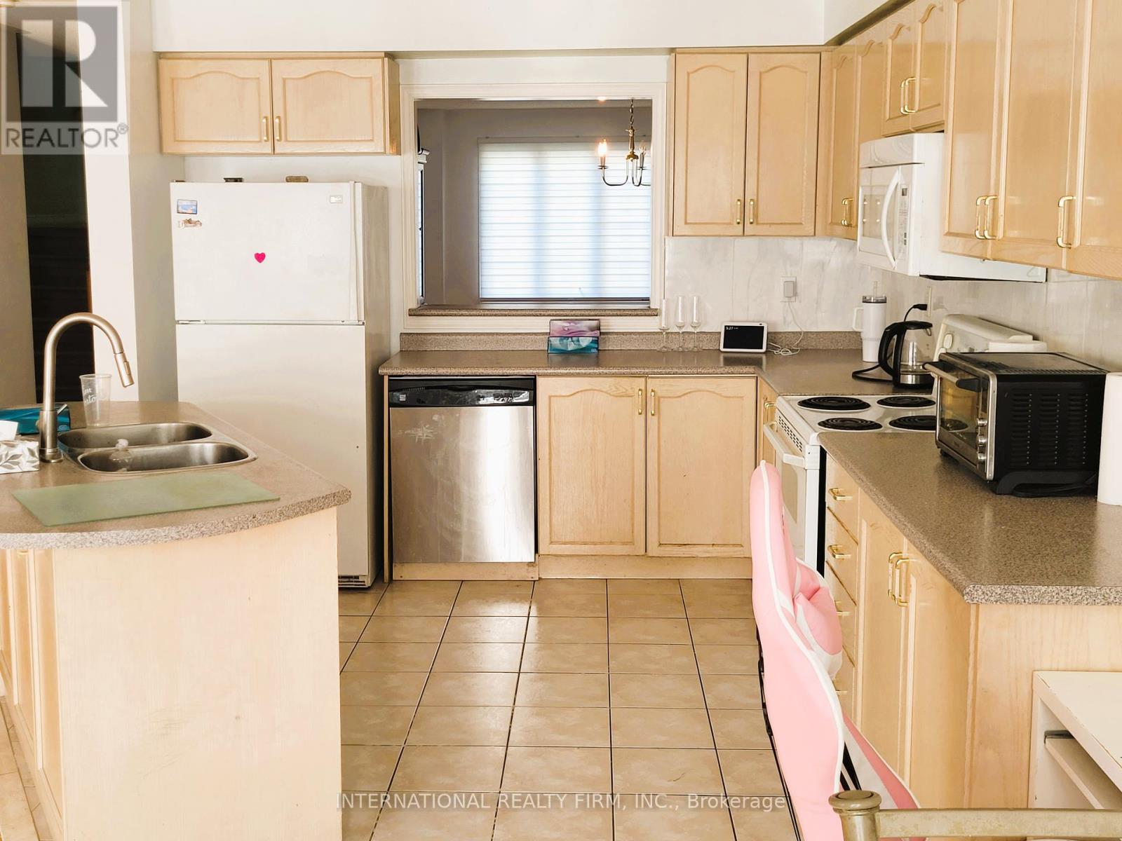 Photo 7 of 50 Beresford Drive, Richmond Hill ON