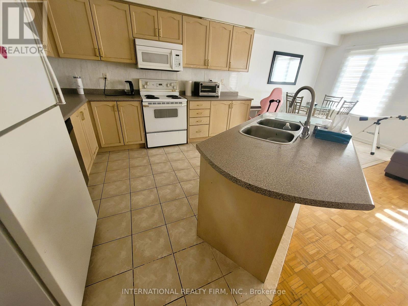 Photo 8 of 50 Beresford Drive, Richmond Hill ON