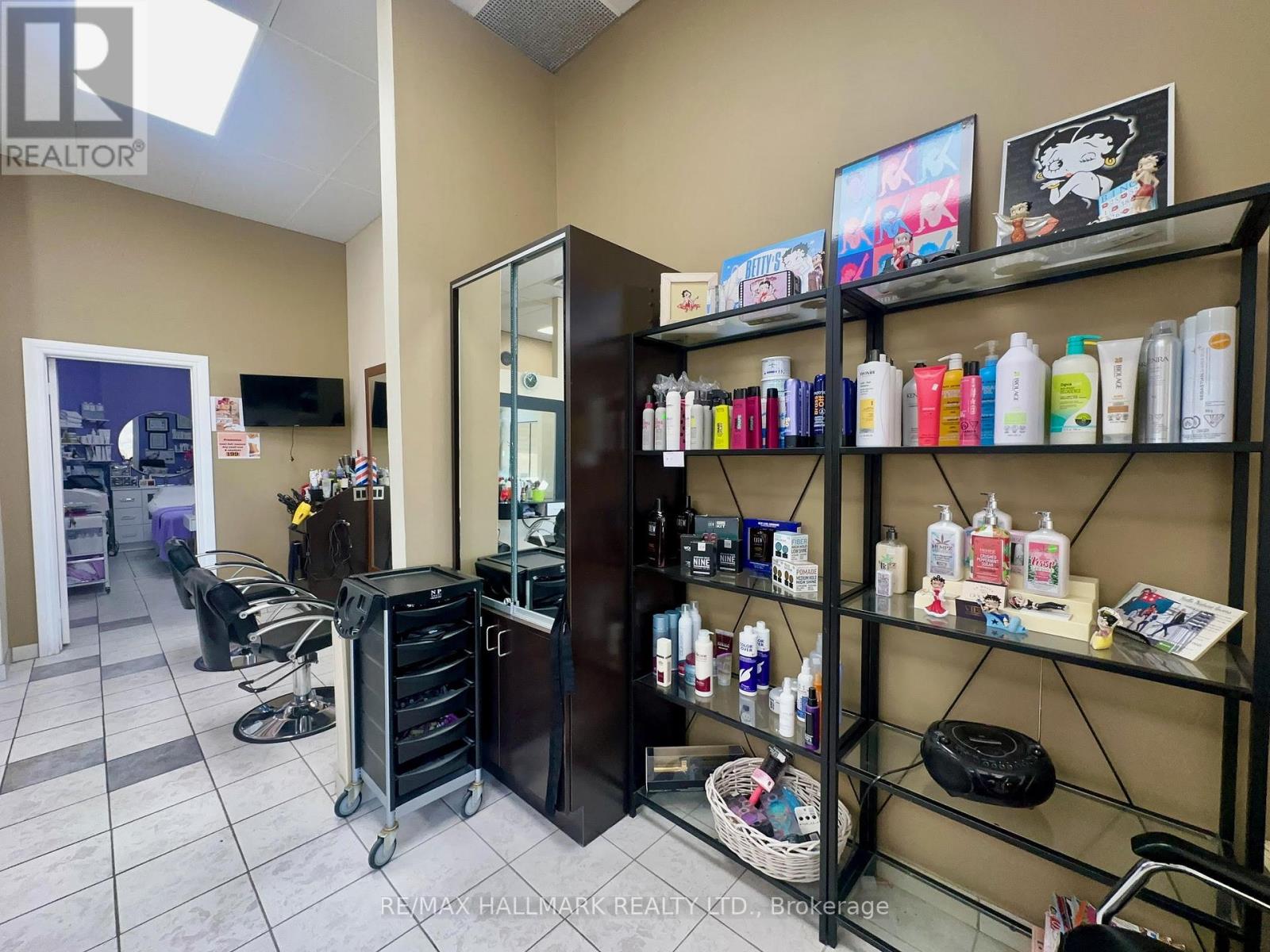 Photo 4 of 3 15461 Yonge Street, Aurora ON