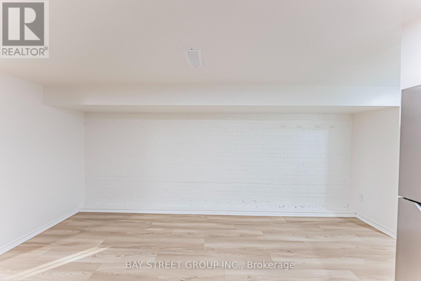 Photo 33 of 397 Kingston Road, Toronto ON