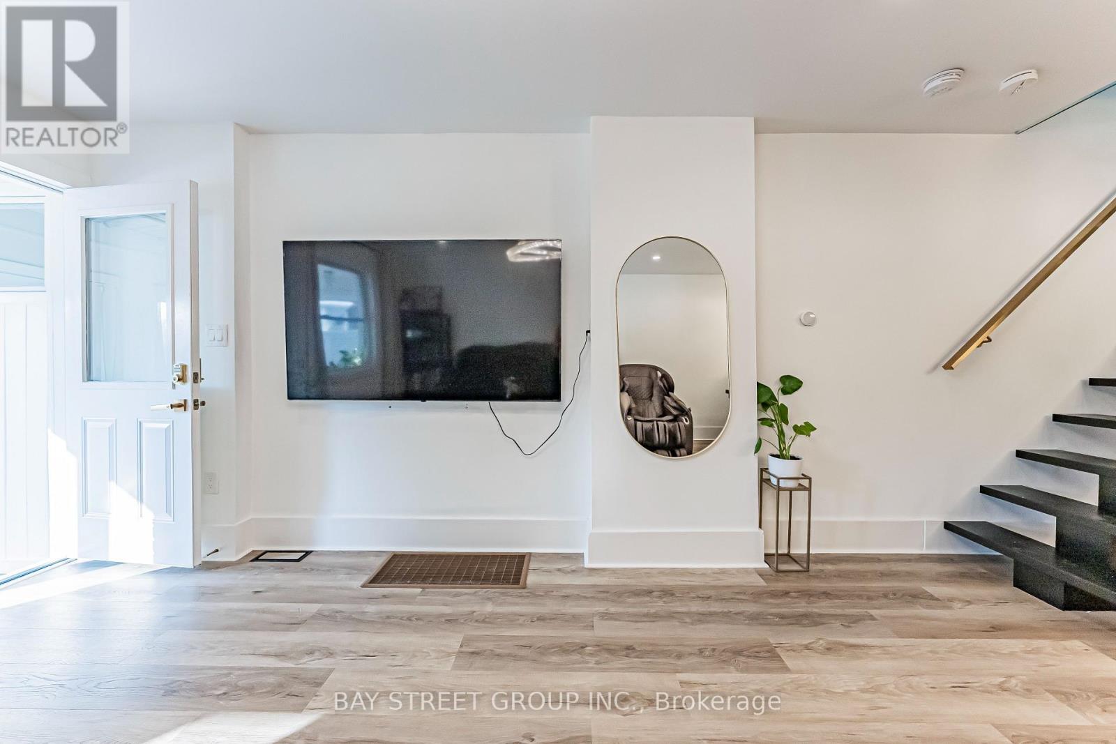 Photo 8 of 397 Kingston Road, Toronto ON