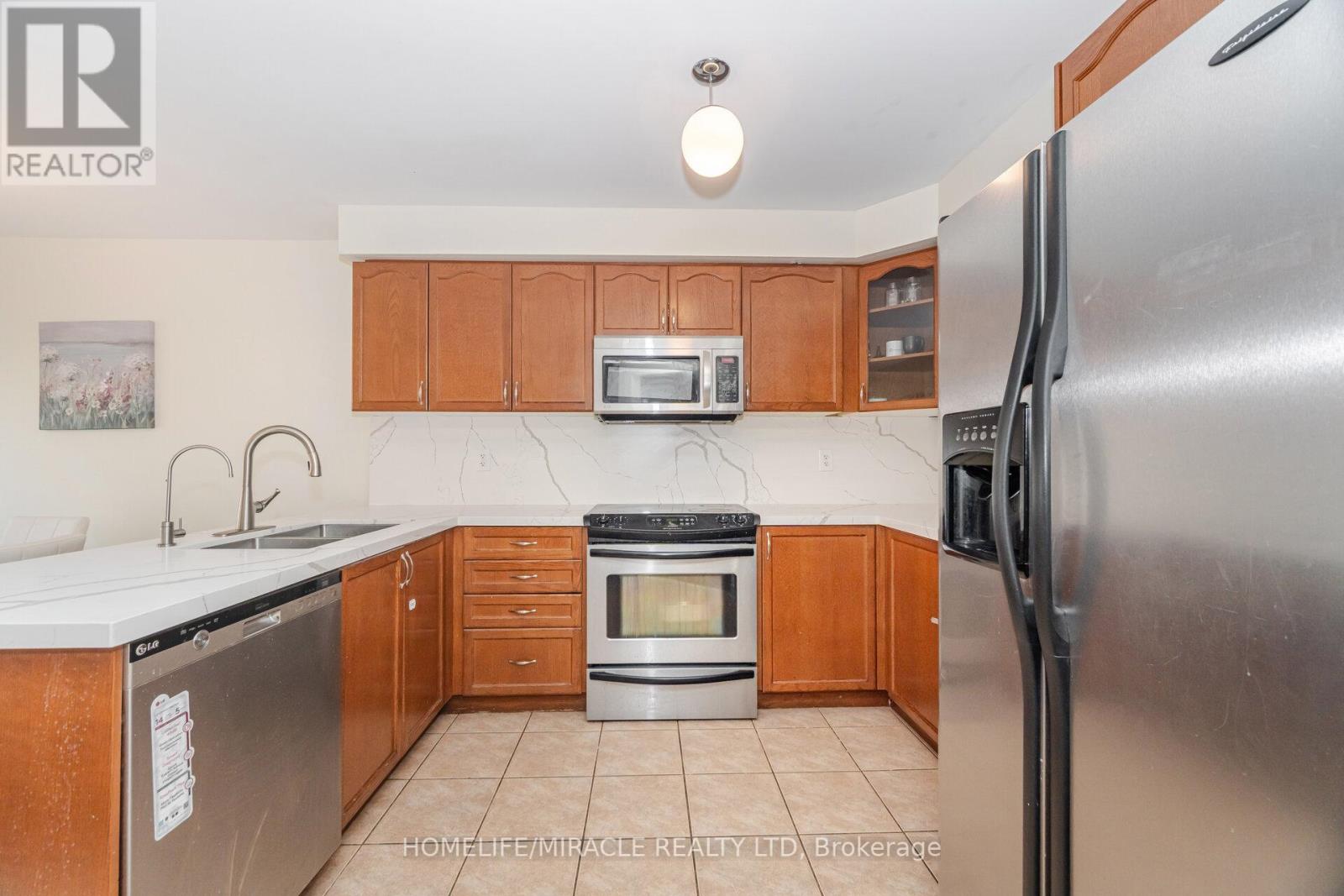 Photo 14 of 31 Hollingsworth Circle, Brampton ON