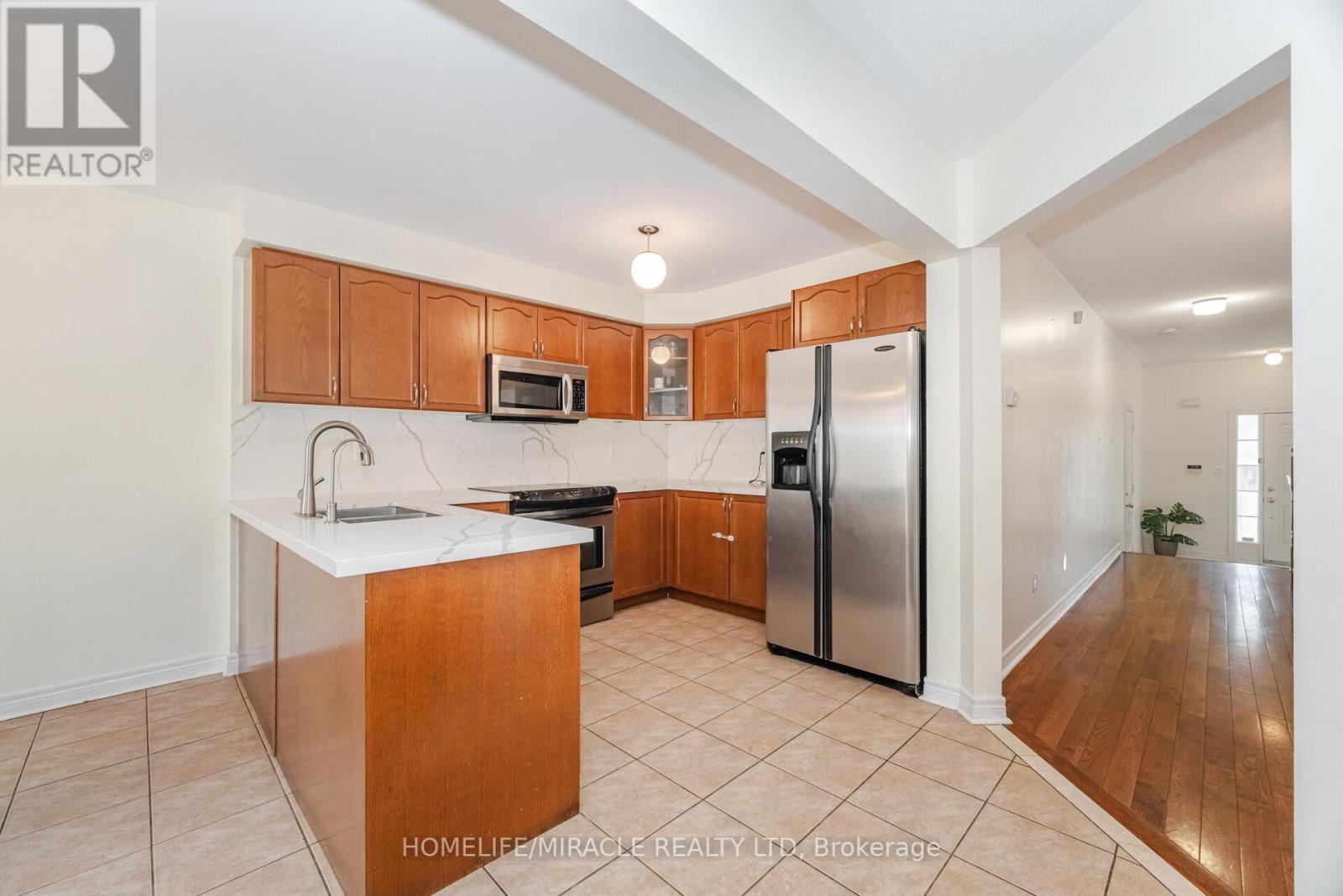 Photo 4 of 31 Hollingsworth Circle, Brampton ON