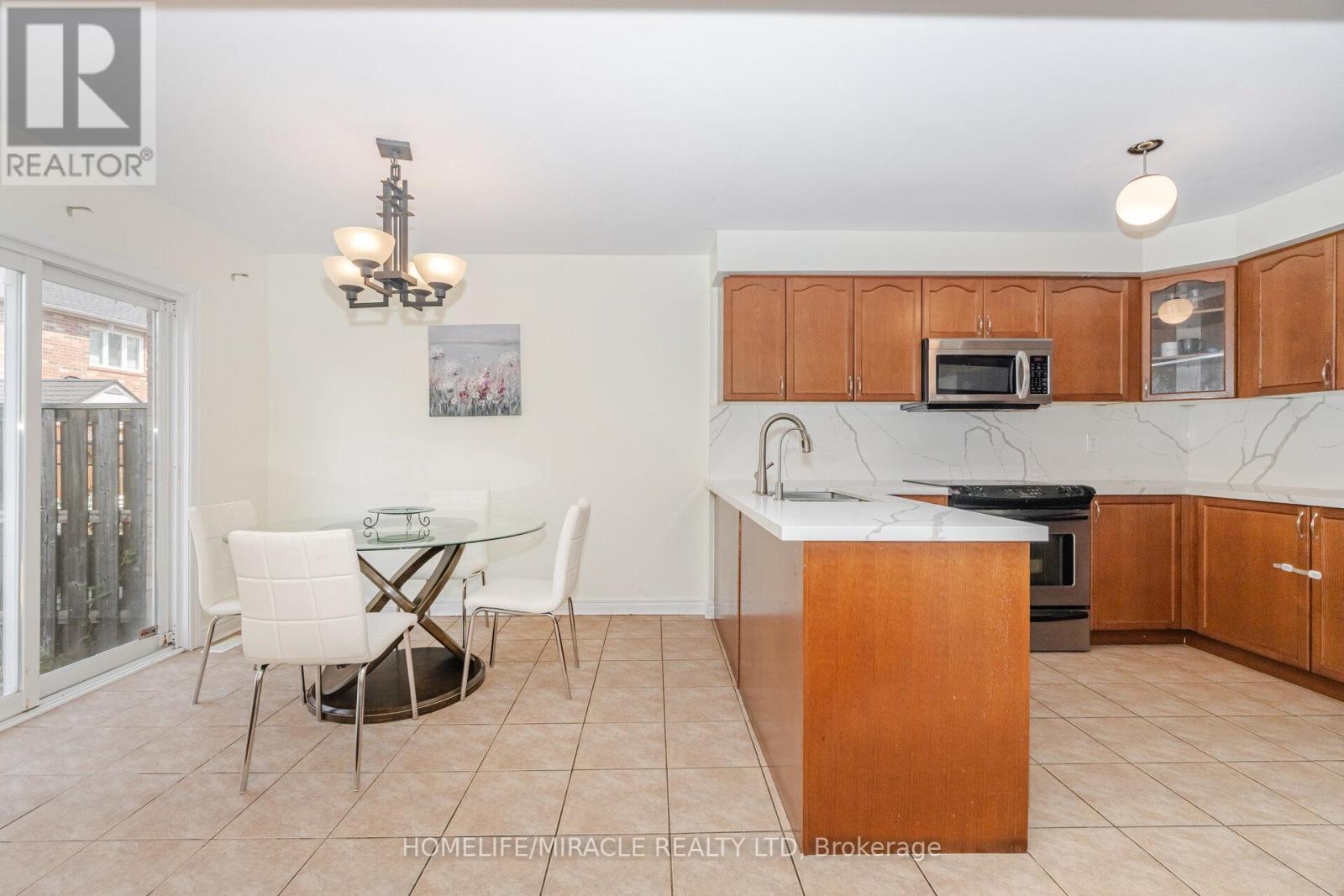 Photo 29 of 31 Hollingsworth Circle, Brampton ON