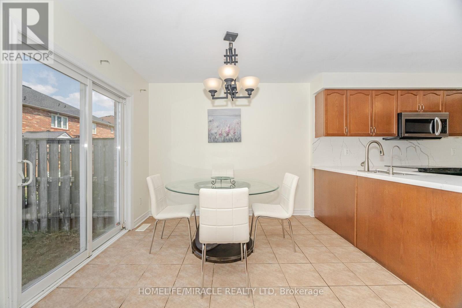 Photo 23 of 31 Hollingsworth Circle, Brampton ON