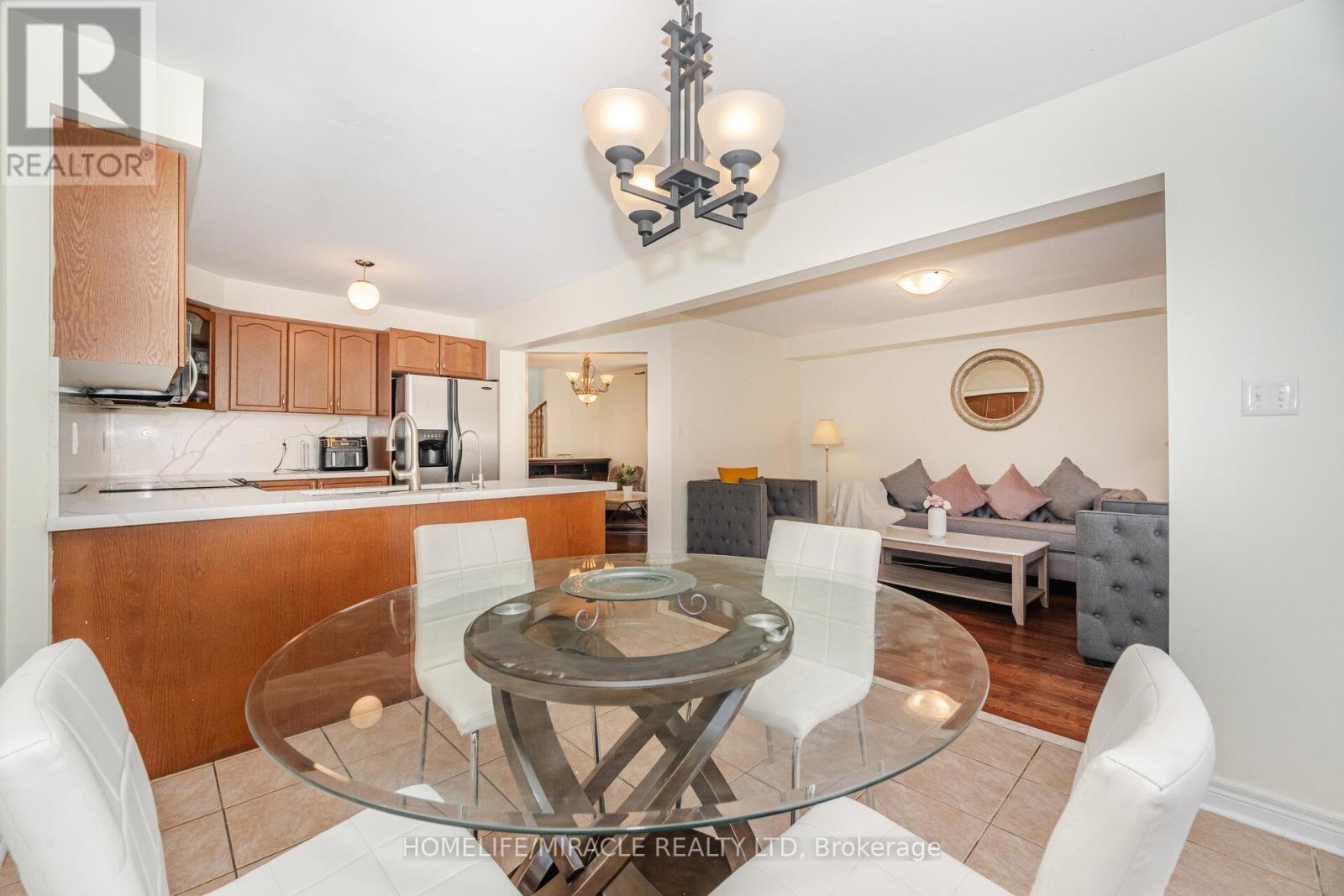 Photo 19 of 31 Hollingsworth Circle, Brampton ON