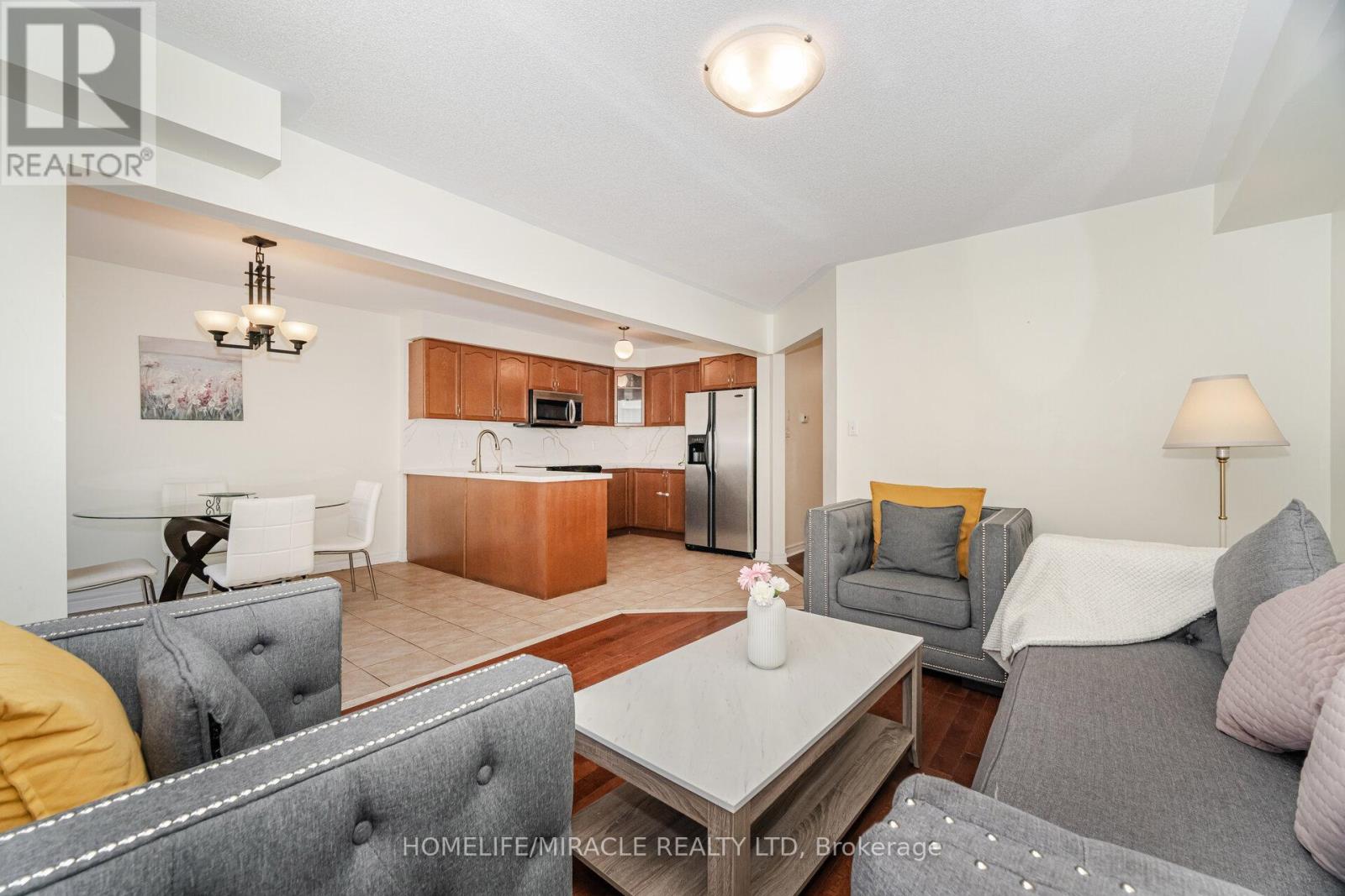 Photo 17 of 31 Hollingsworth Circle, Brampton ON