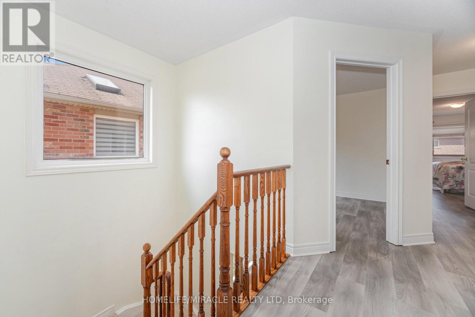 Photo 10 of 31 Hollingsworth Circle, Brampton ON