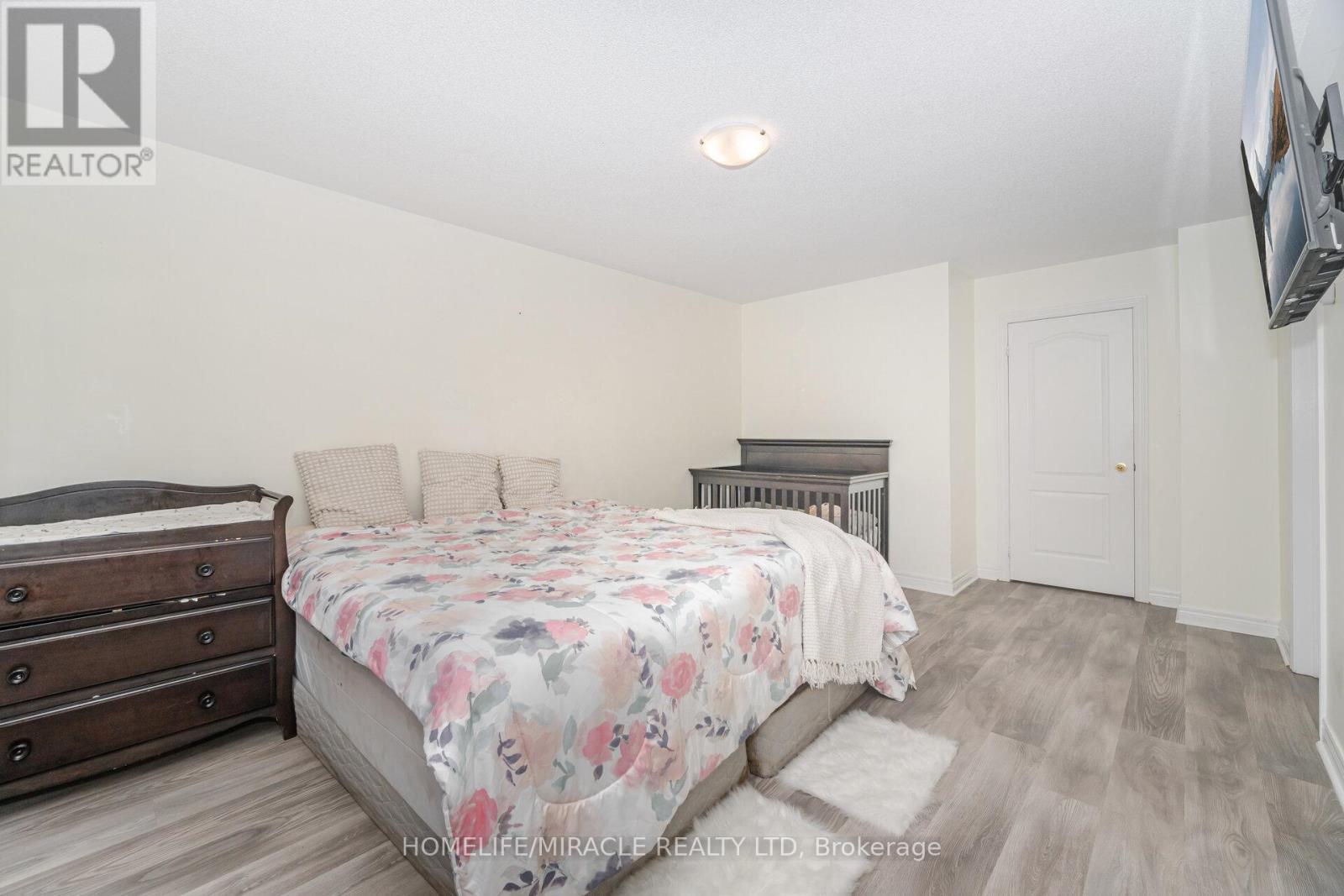 Photo 9 of 31 Hollingsworth Circle, Brampton ON