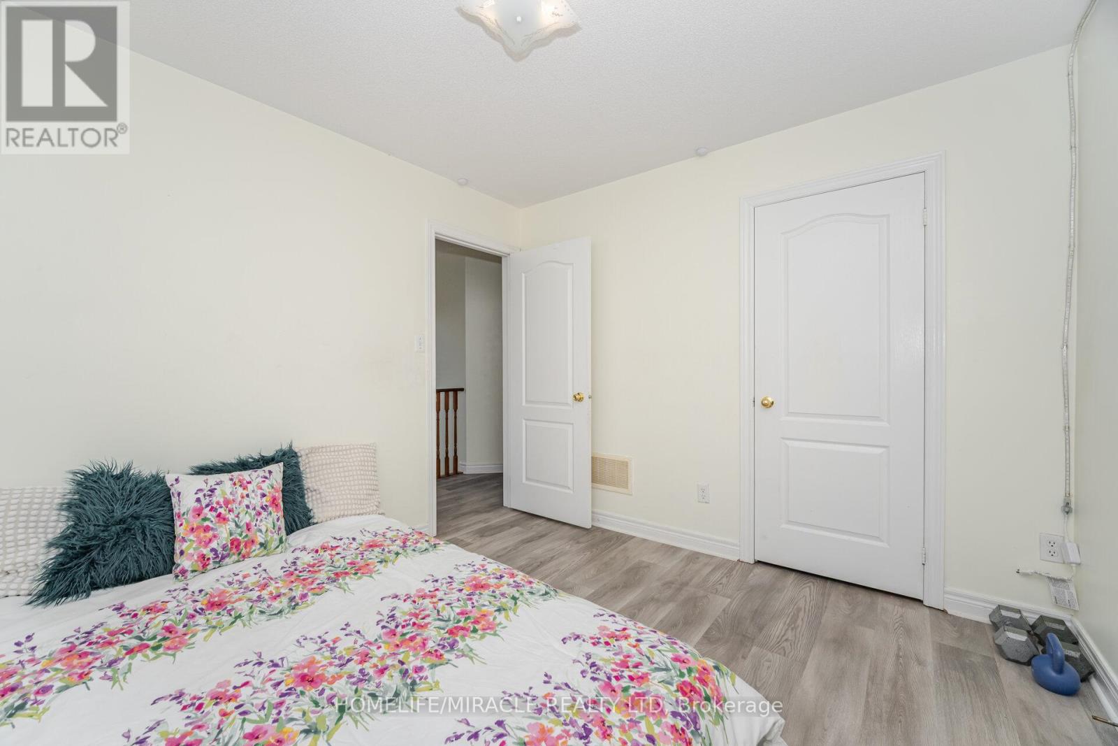 Photo 6 of 31 Hollingsworth Circle, Brampton ON