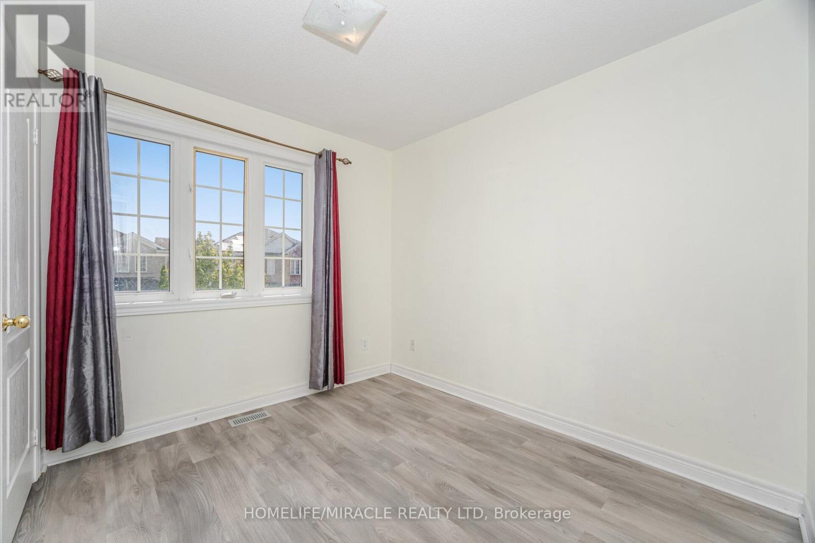 Photo 13 of 31 Hollingsworth Circle, Brampton ON