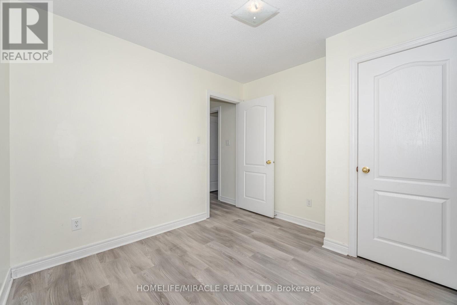 Photo 25 of 31 Hollingsworth Circle, Brampton ON