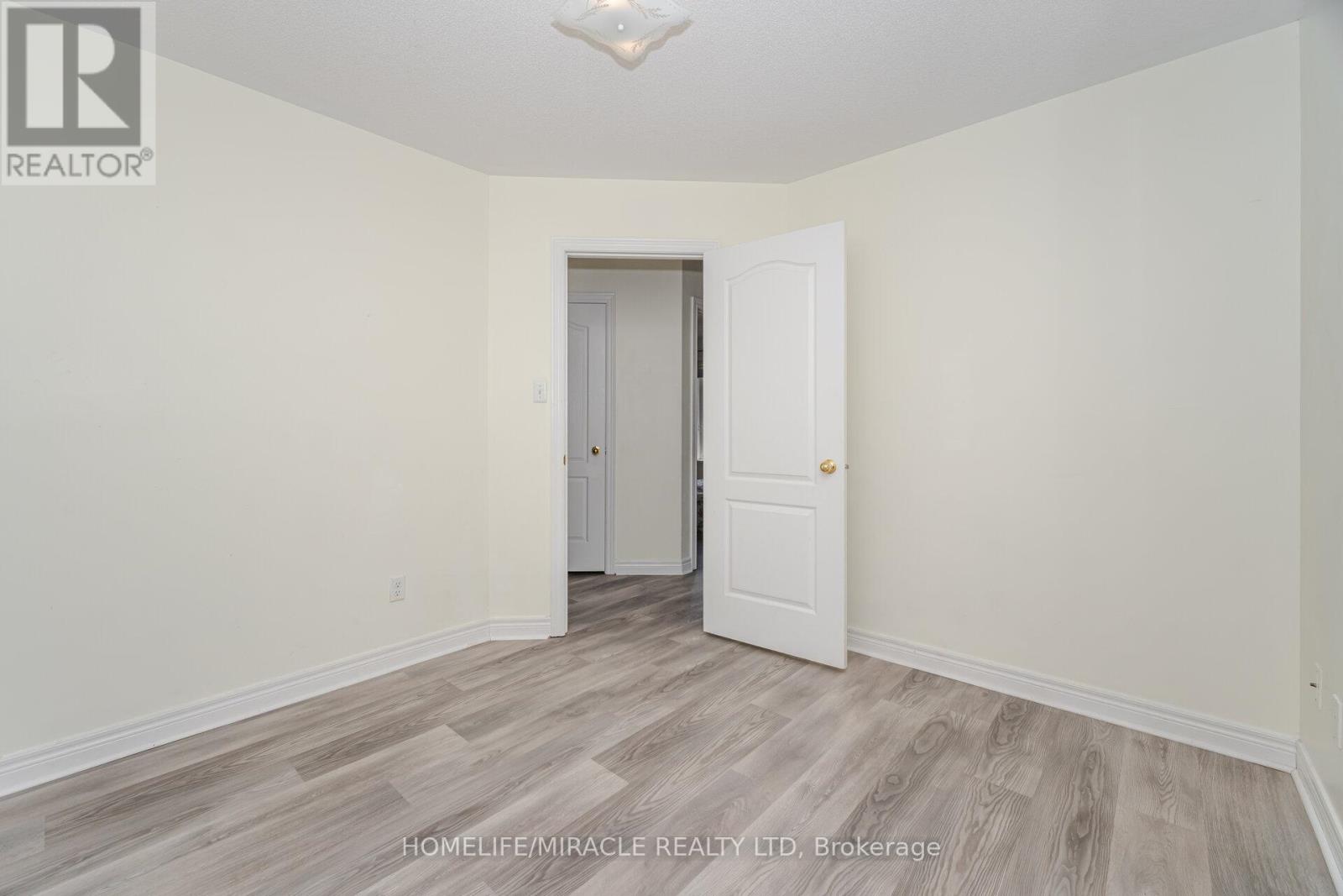 Photo 15 of 31 Hollingsworth Circle, Brampton ON