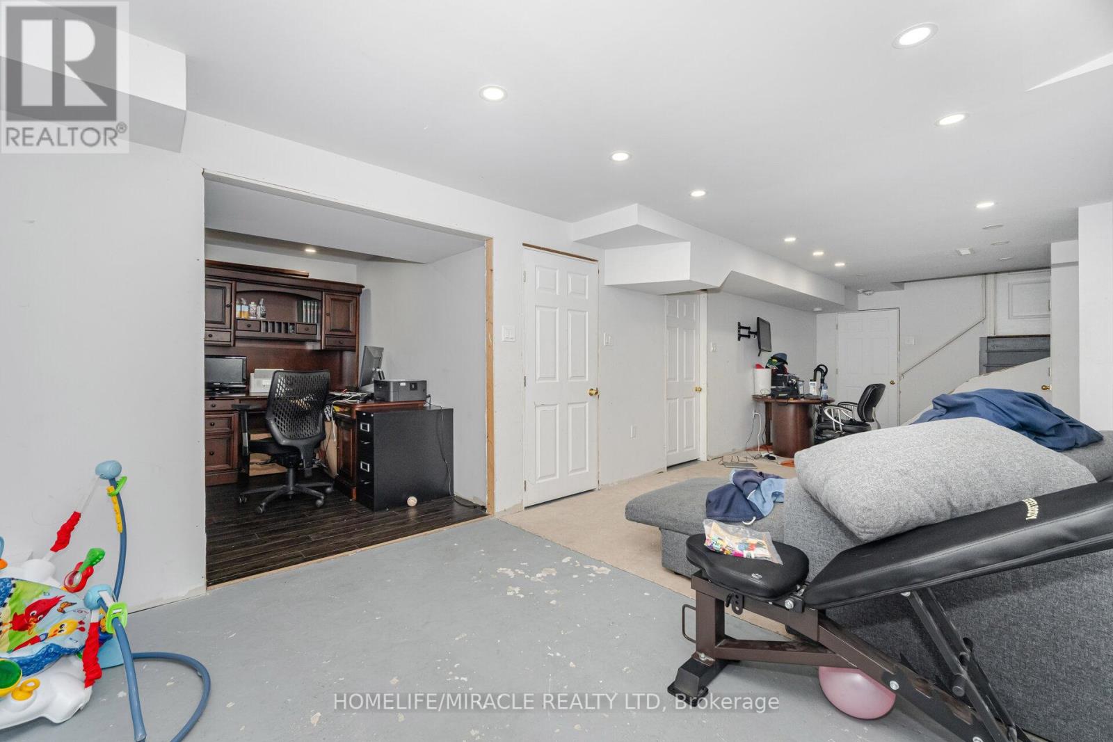 Photo 8 of 31 Hollingsworth Circle, Brampton ON