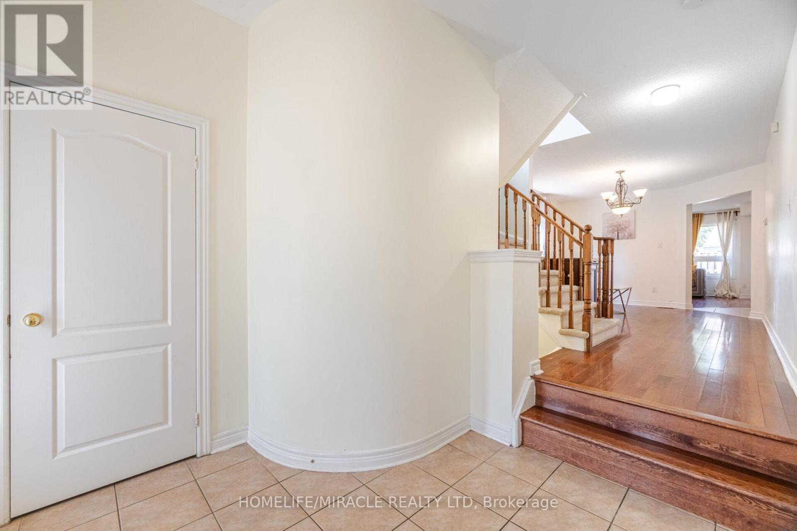 Photo 3 of 31 Hollingsworth Circle, Brampton ON