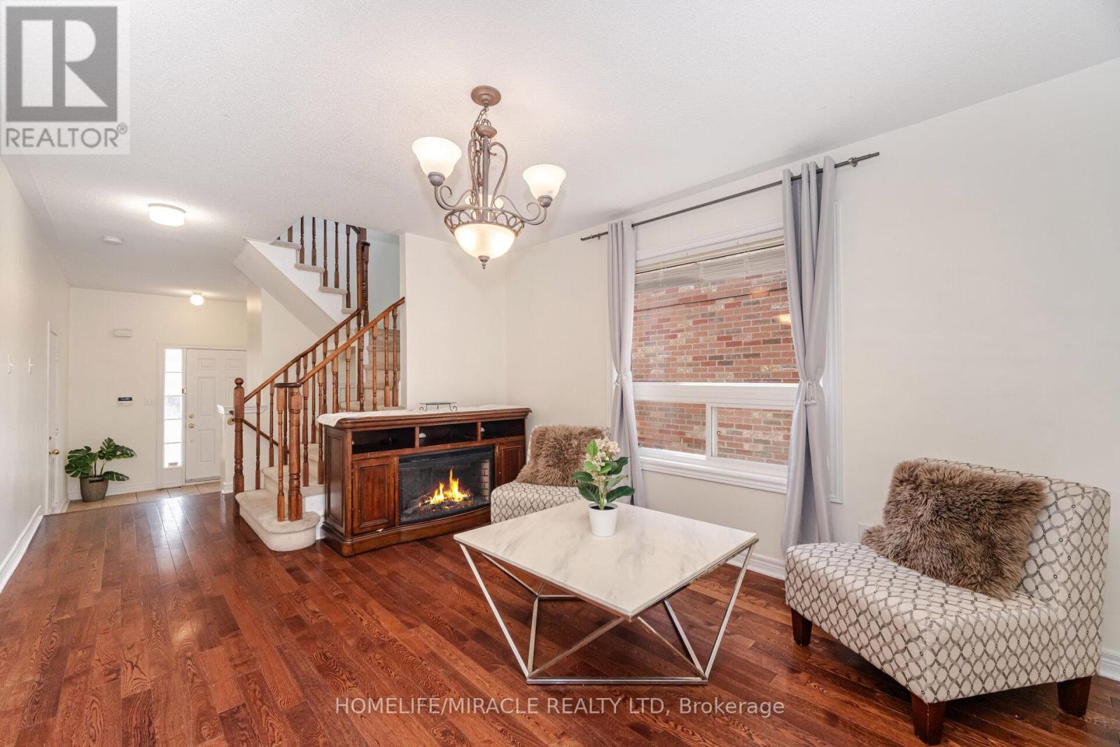 Photo 12 of 31 Hollingsworth Circle, Brampton ON