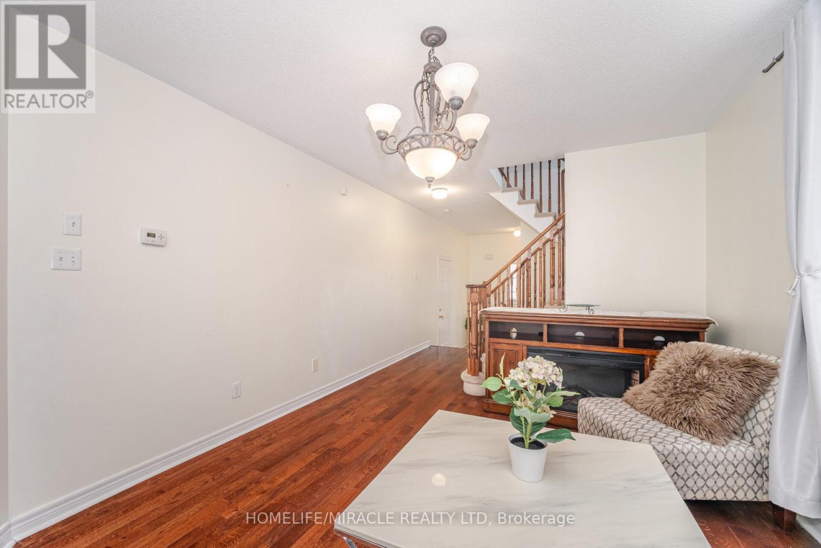 Photo 2 of 31 Hollingsworth Circle, Brampton ON