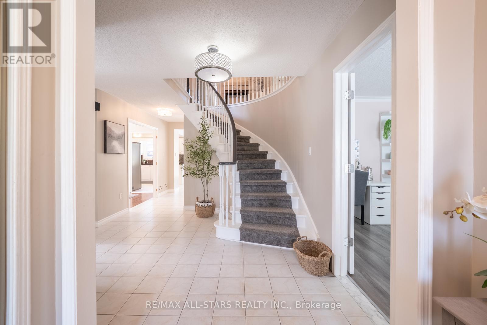 Photo 6 of 22 Dorman Drive, Whitchurchstouffville ON