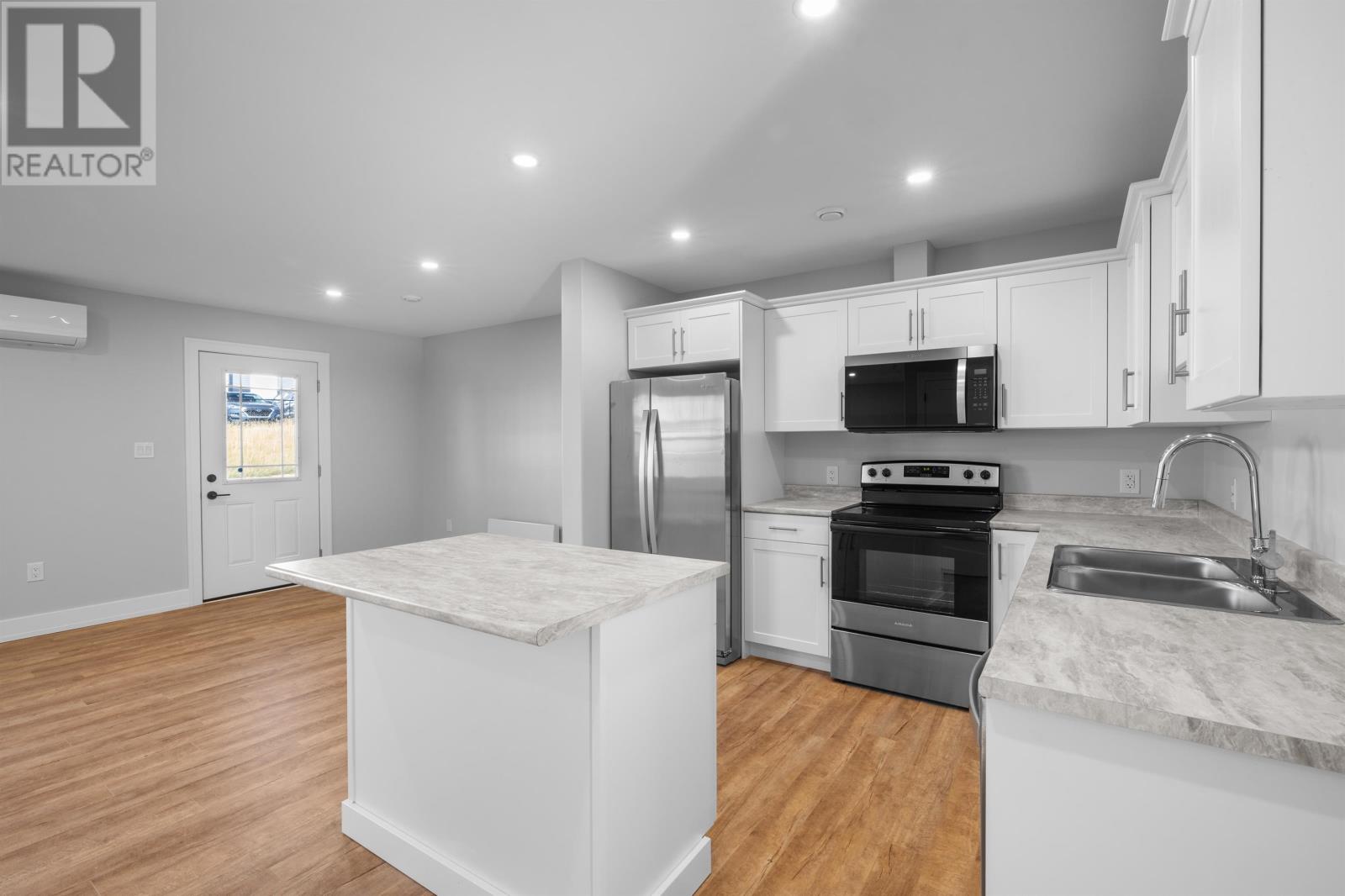 69, 71, 73, 75, 77, 79 ANNE AVENUE N - 11